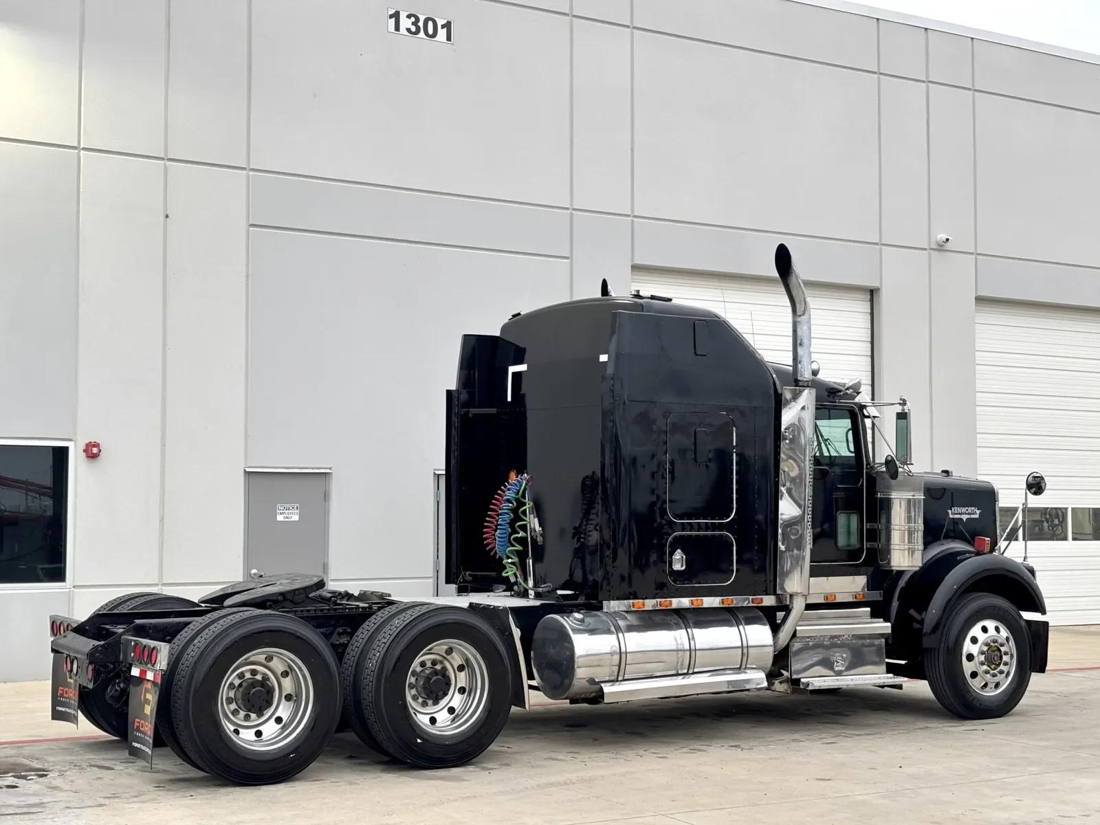 2000 Kenworth W900 in Hutchins, TX — photo 5