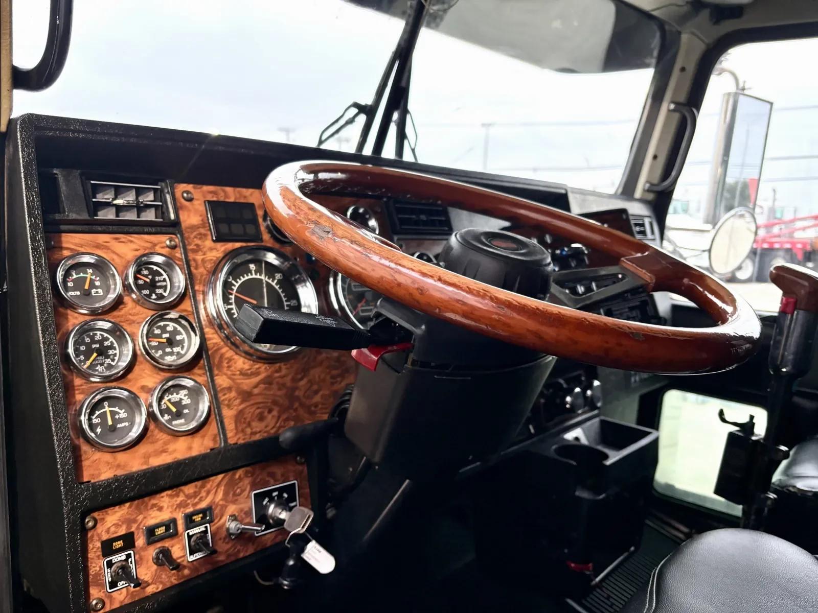 2000 Kenworth W900 in Hutchins, TX — photo 15