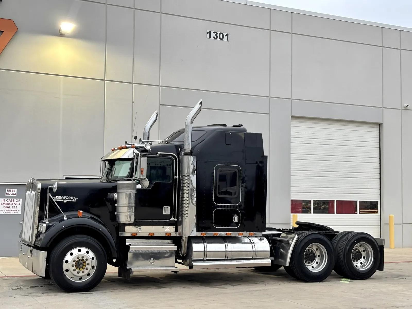 2000 Kenworth W900 in Hutchins, TX — photo 2