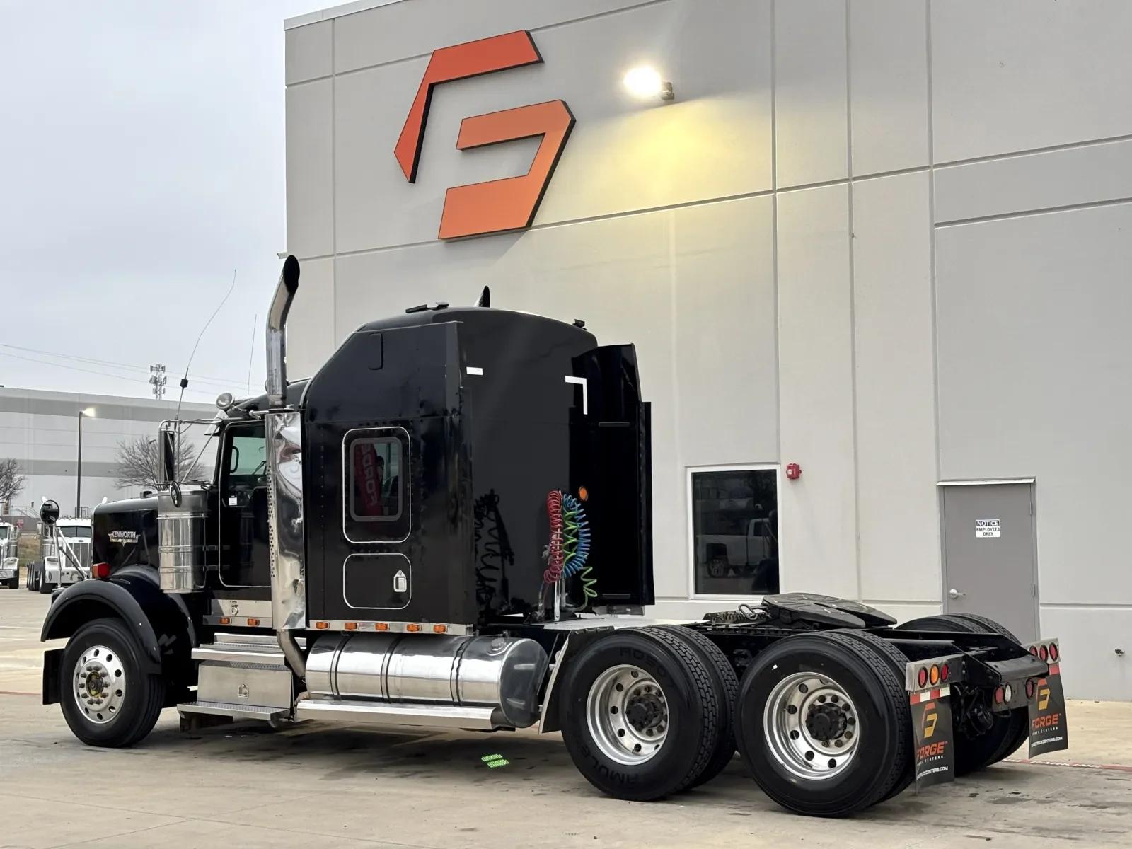 2000 Kenworth W900 in Hutchins, TX — photo 6