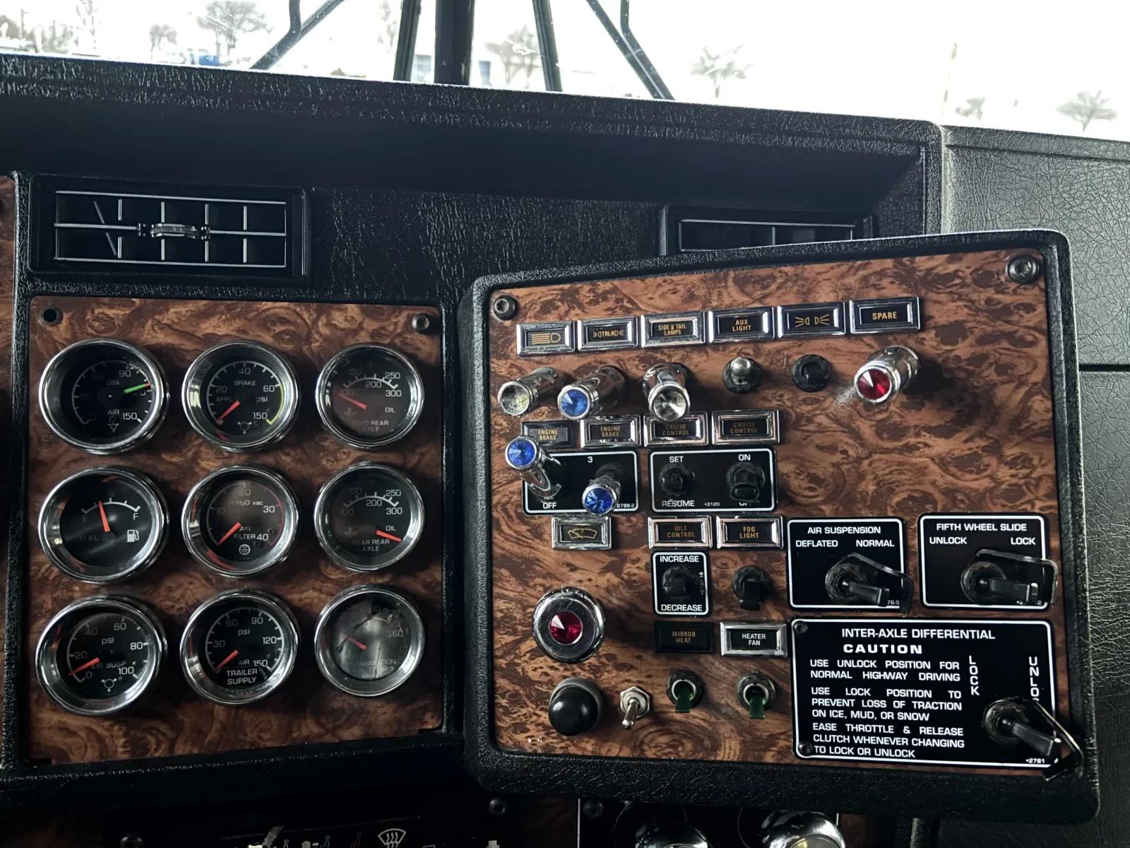 2000 Kenworth W900 in Hutchins, TX — photo 16