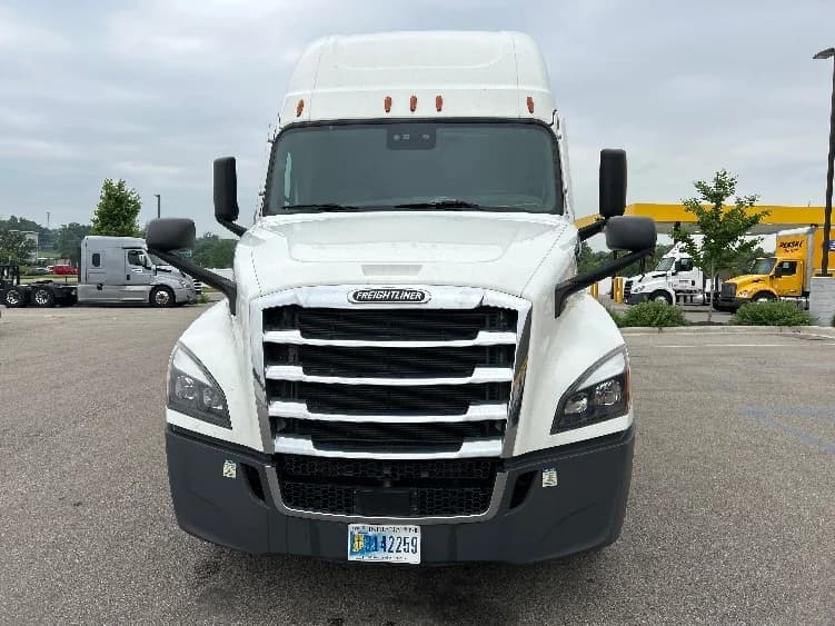 2022 Freightliner Cascadia in Orlando, FL — photo 2