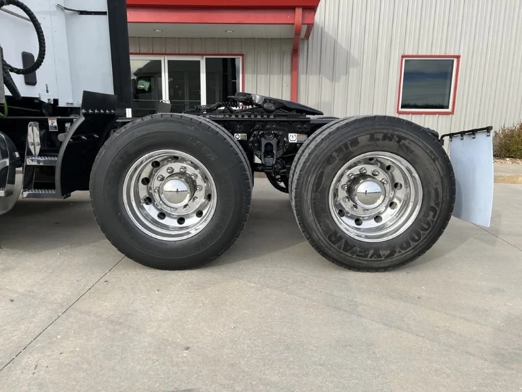2021 Peterbilt 579 in Springfield, MO — photo 7