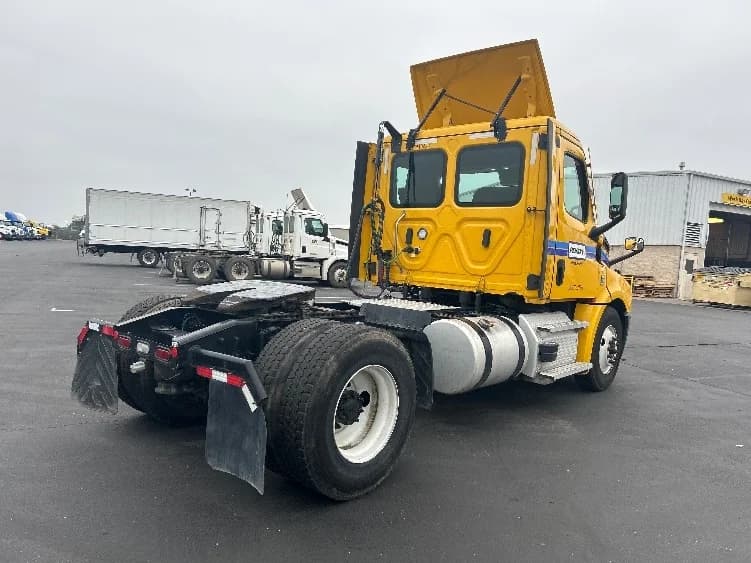 2022 Freightliner Cascadia in Jurupa Valley, CA — photo 7