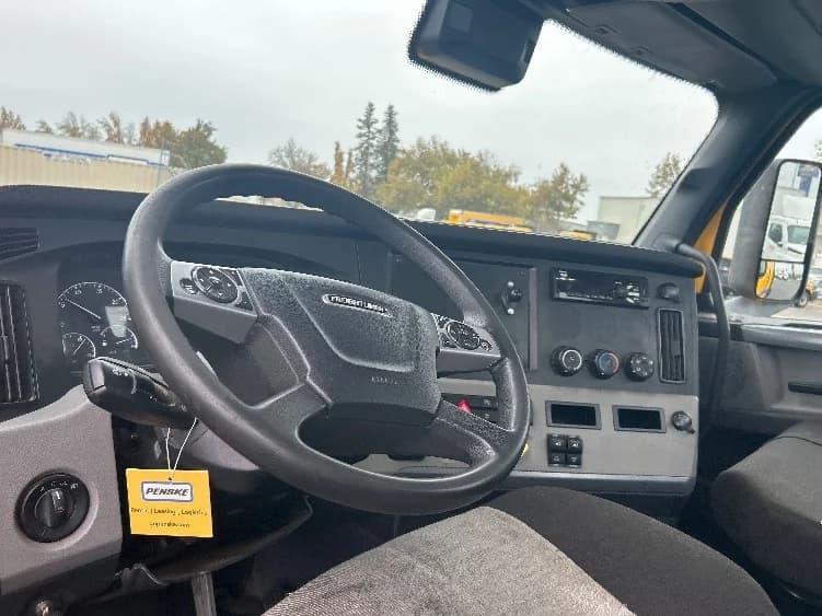 2022 Freightliner Cascadia in Jurupa Valley, CA — photo 10