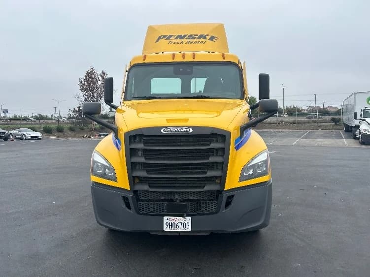 2022 Freightliner Cascadia in Jurupa Valley, CA — photo 2