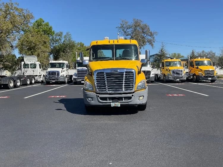 2019 Freightliner Cascadia in Tampa, FL — photo 2