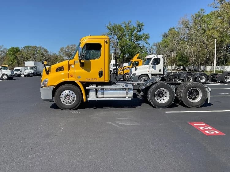 2019 Freightliner Cascadia in Tampa, FL — photo 4