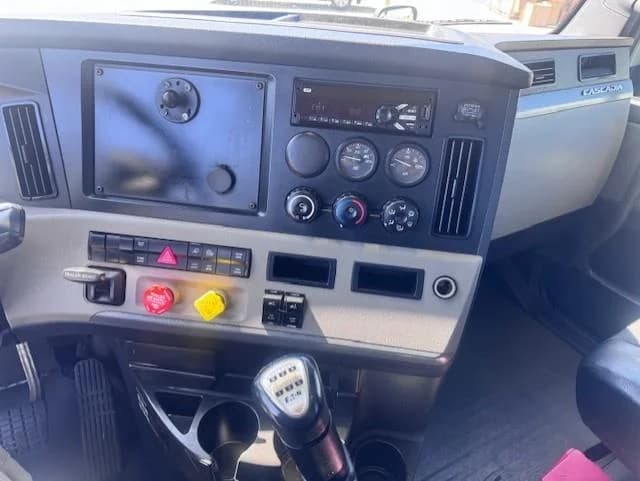 2019 Freightliner Cascadia — photo 10