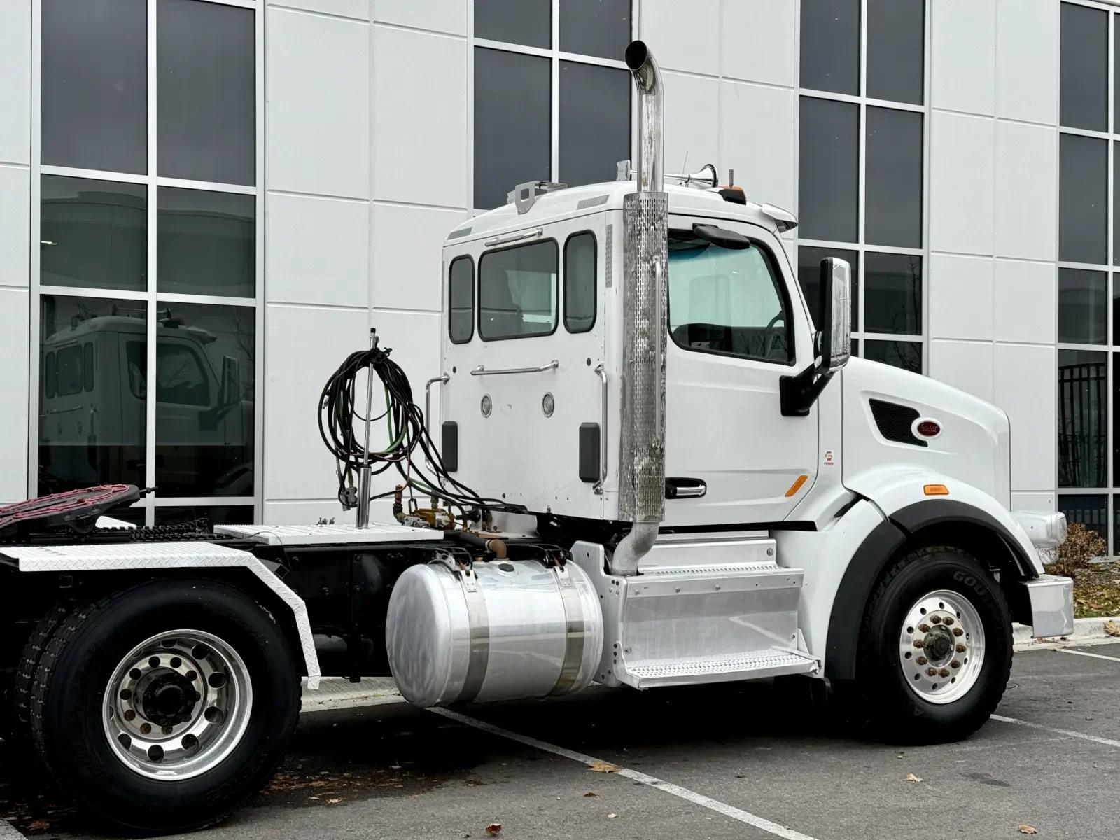 2015 Peterbilt 567 in New Lenox, IL — photo 7