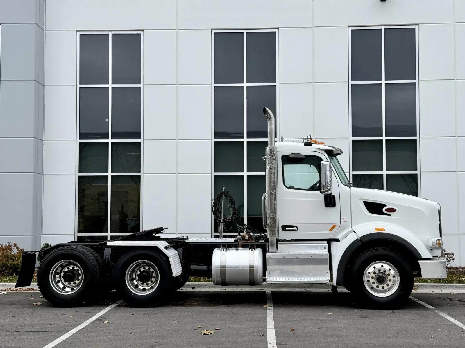 2015 Peterbilt 567 in New Lenox, IL — photo 3
