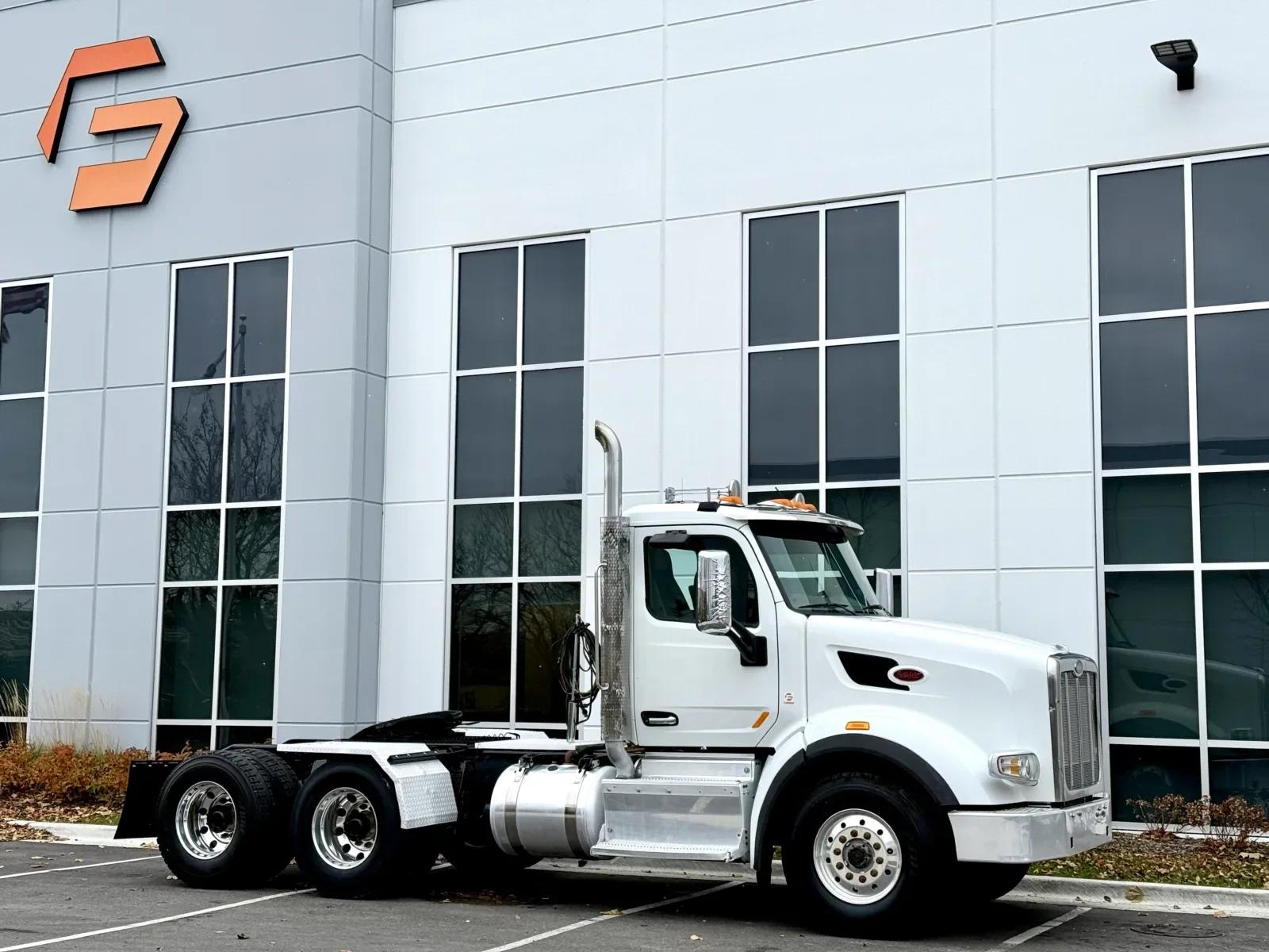 2015 Peterbilt 567 in New Lenox, IL — photo 2