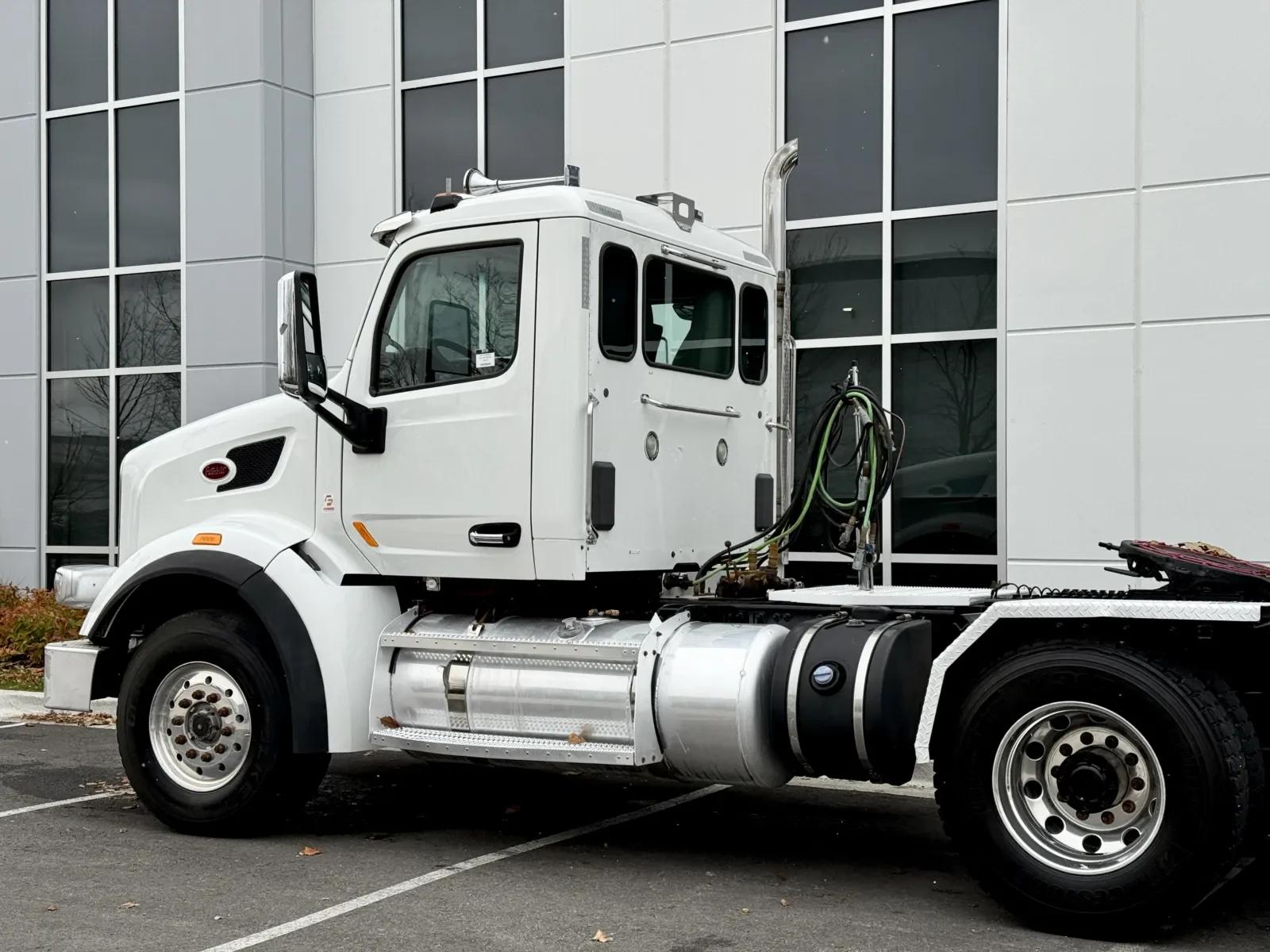 2015 Peterbilt 567 in New Lenox, IL — photo 8
