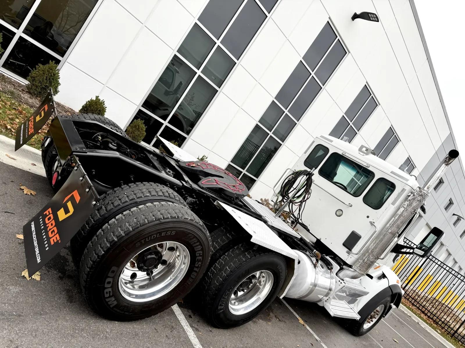 2015 Peterbilt 567 in New Lenox, IL — photo 11