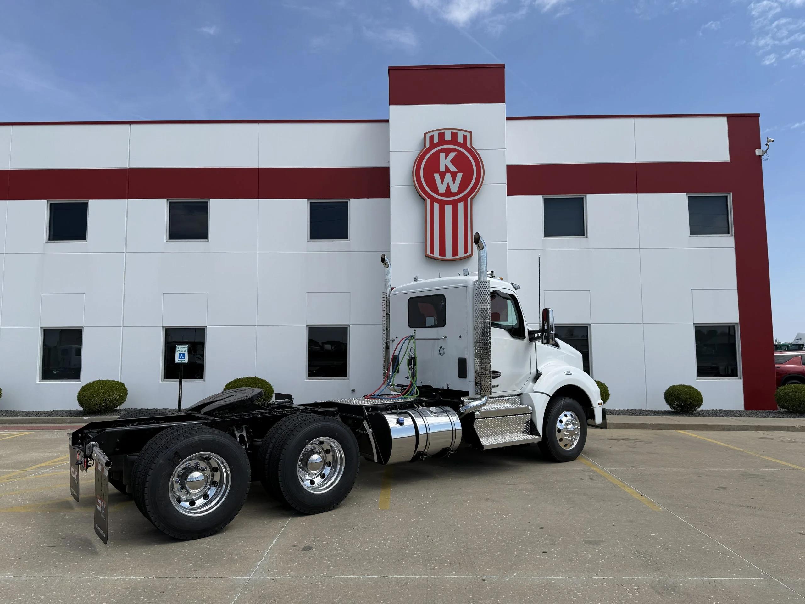 2027 Kenworth T880 in Troy, IL — photo 5