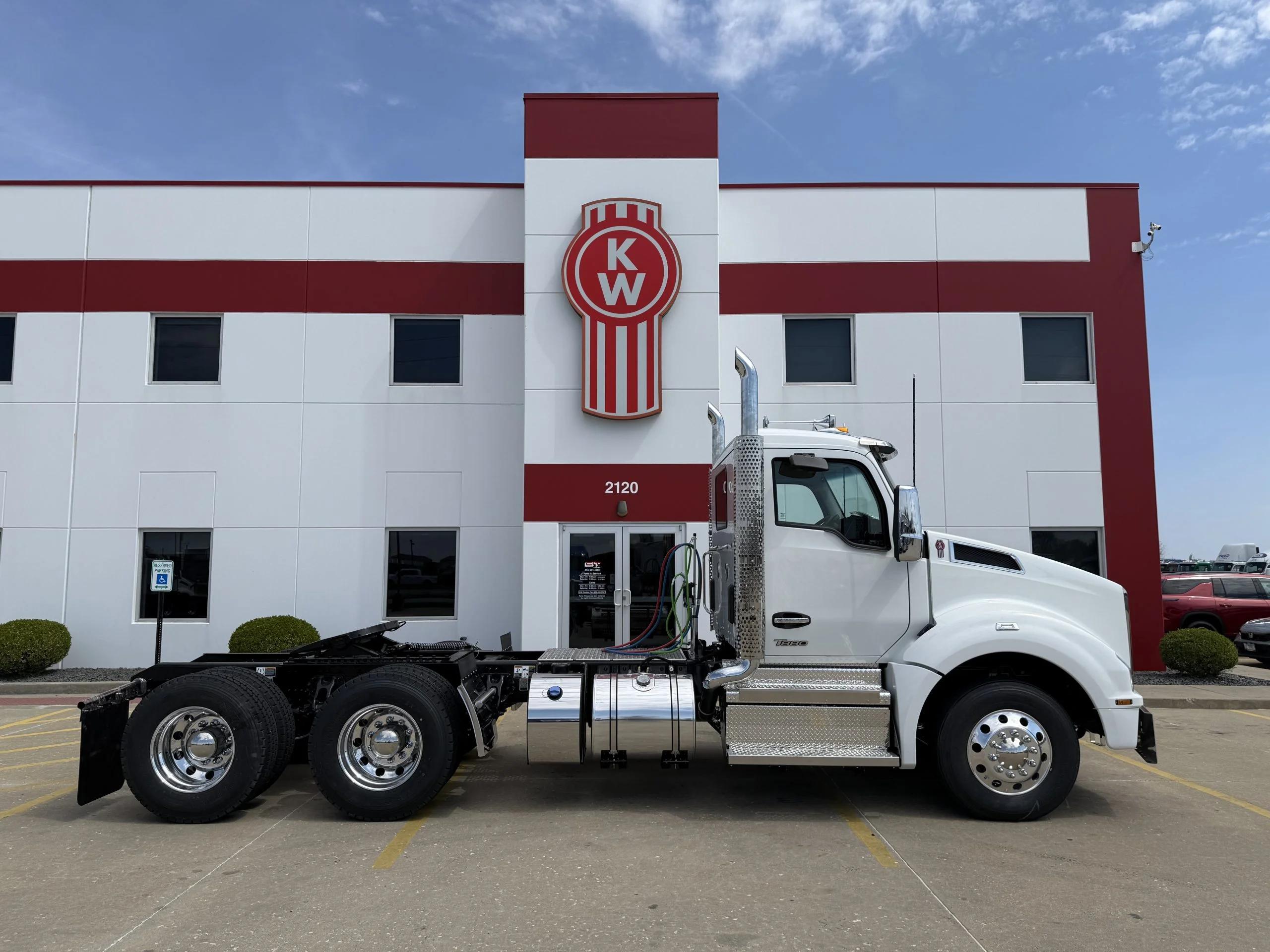 2027 Kenworth T880 in Troy, IL — photo 4