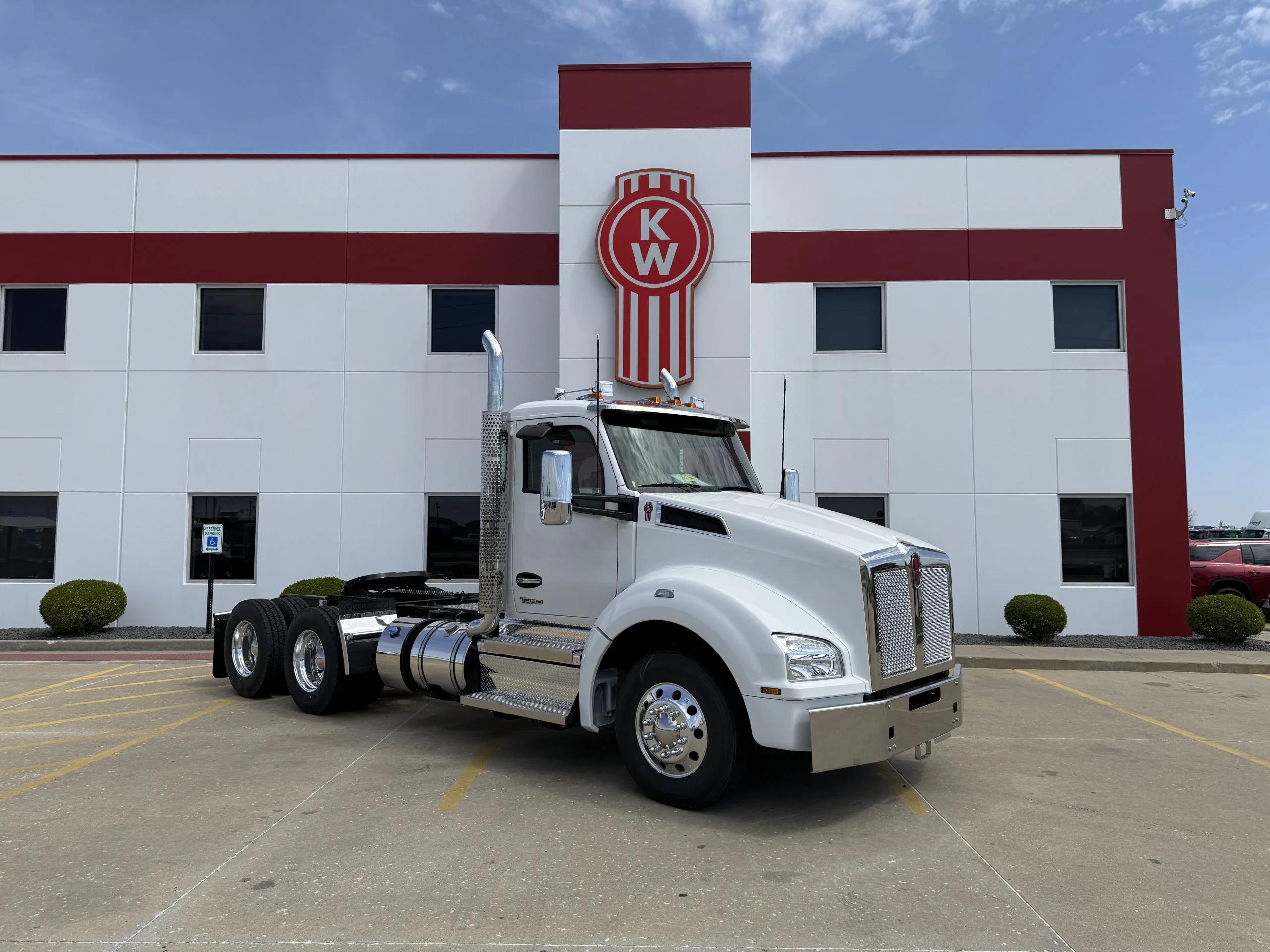 2027 Kenworth T880 in Troy, IL — photo 3