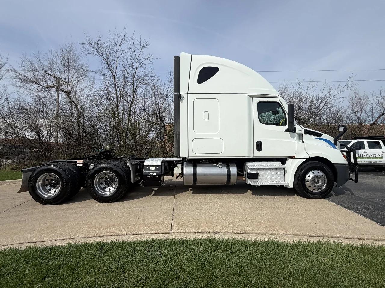 2023 Freightliner Cascadia in York Street Elmhurst, IL — photo 9