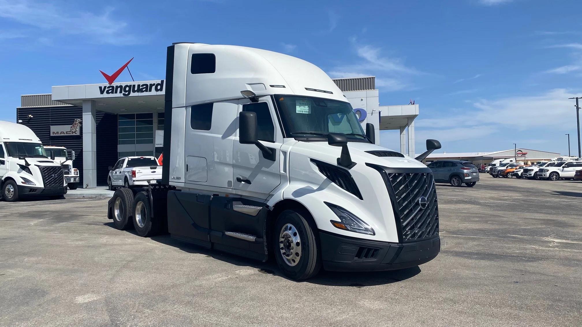 2025 Volvo VNL 660 in AUSTIN, TX — photo 8