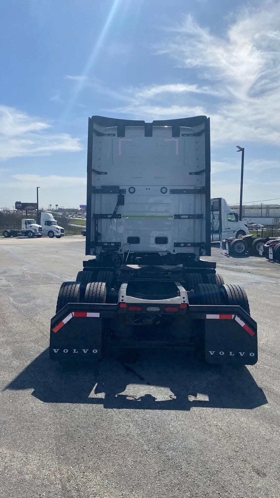 2025 Volvo VNL 660 in AUSTIN, TX — photo 5