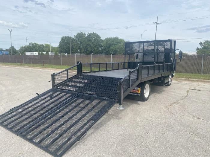 2025 Isuzu NRR in Olathe, KS — photo 4