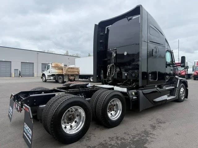 2023 Kenworth T680 in Ridgefield, WA — photo 2