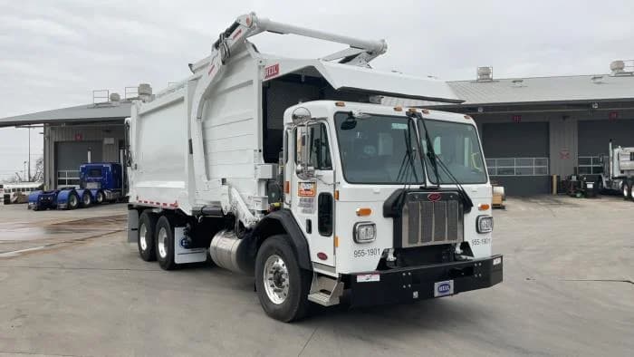 2025 Peterbilt 520 — photo 3