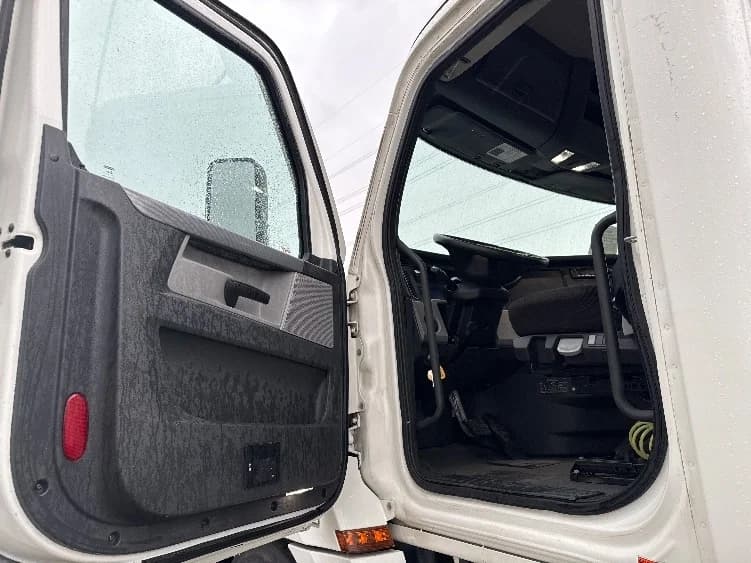 2022 Freightliner Cascadia in Salt Lake City, UT — photo 9