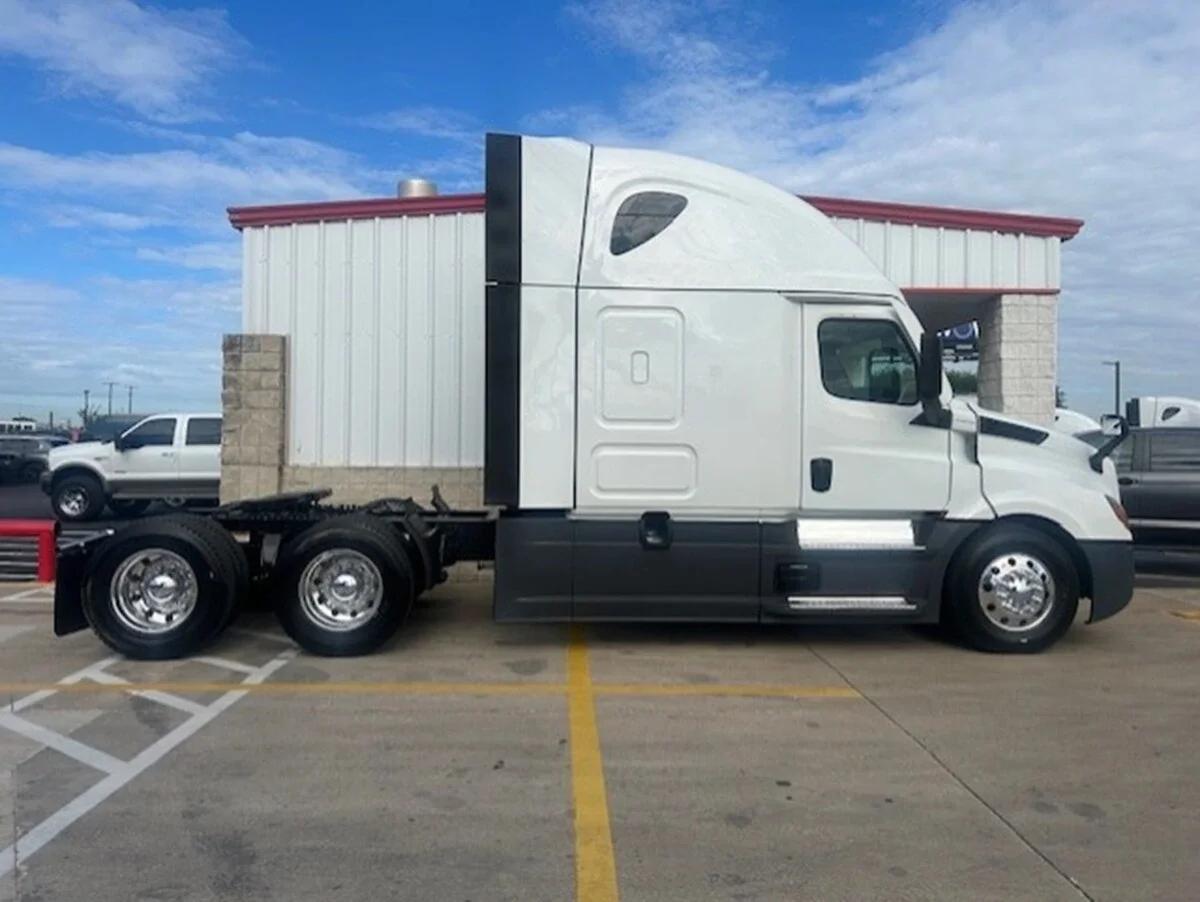 2024 Freightliner Cascadia — photo 7