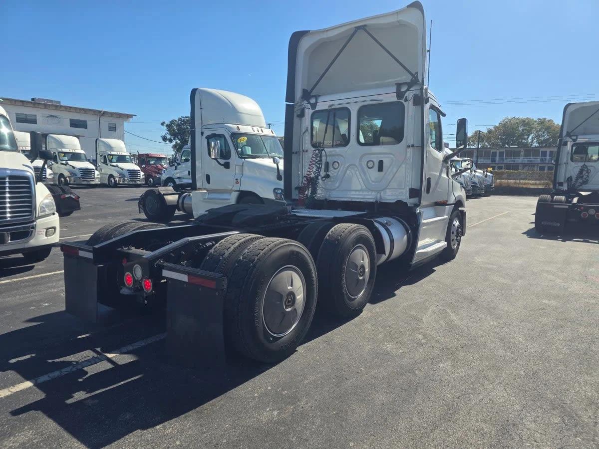 2019 Freightliner Cascadia in Tampa, FL — photo 6
