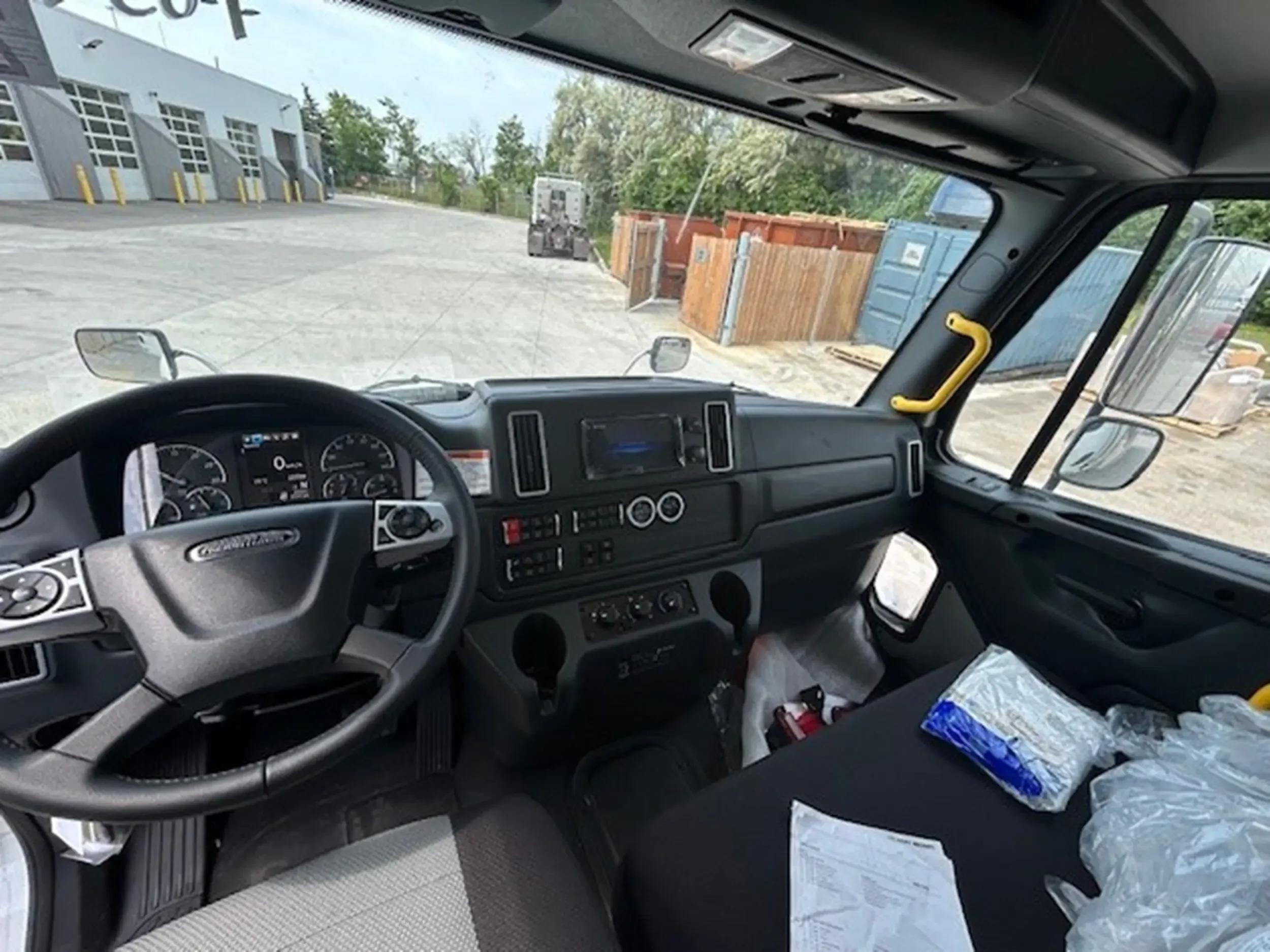2026 Freightliner M2 106 in Mississauga, ON — photo 9