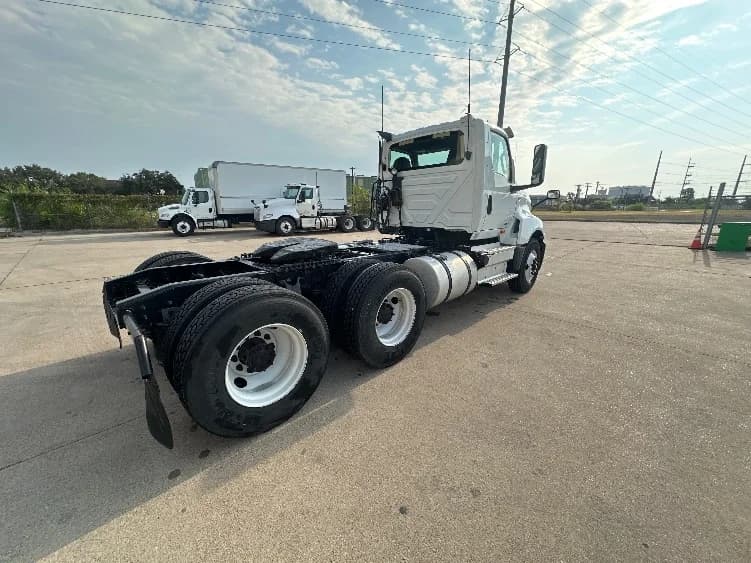 2019 International LT in Waxahachie, TX — photo 7