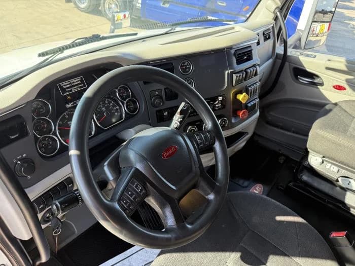 2021 Peterbilt 579 in Dallas, TX — photo 17