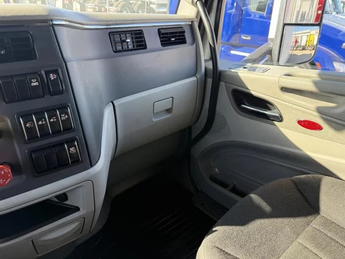 2021 Peterbilt 579 in Dallas, TX — photo 10