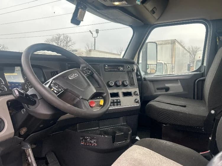 2020 Freightliner Cascadia in Allen Park, MI — photo 10