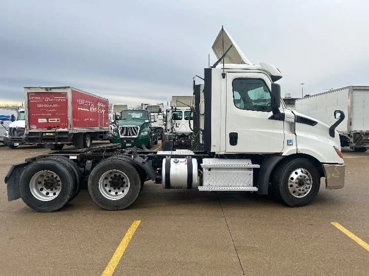 2020 Freightliner Cascadia in Allen Park, MI — photo 8