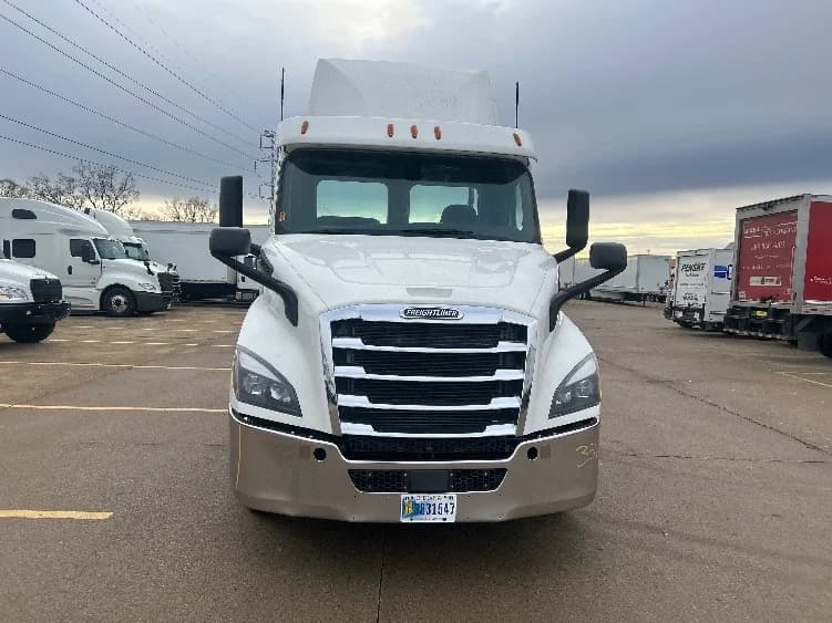 2020 Freightliner Cascadia in Allen Park, MI — photo 2
