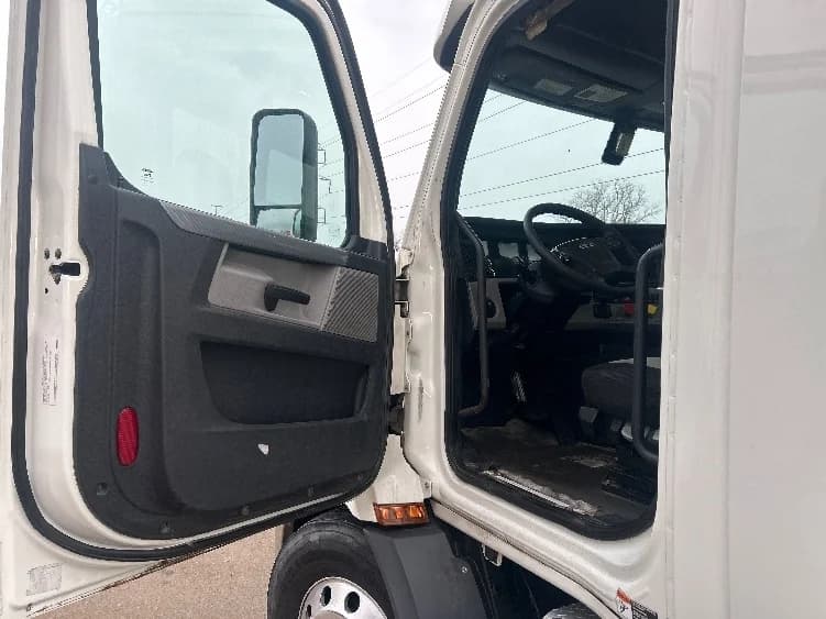 2020 Freightliner Cascadia in Allen Park, MI — photo 9