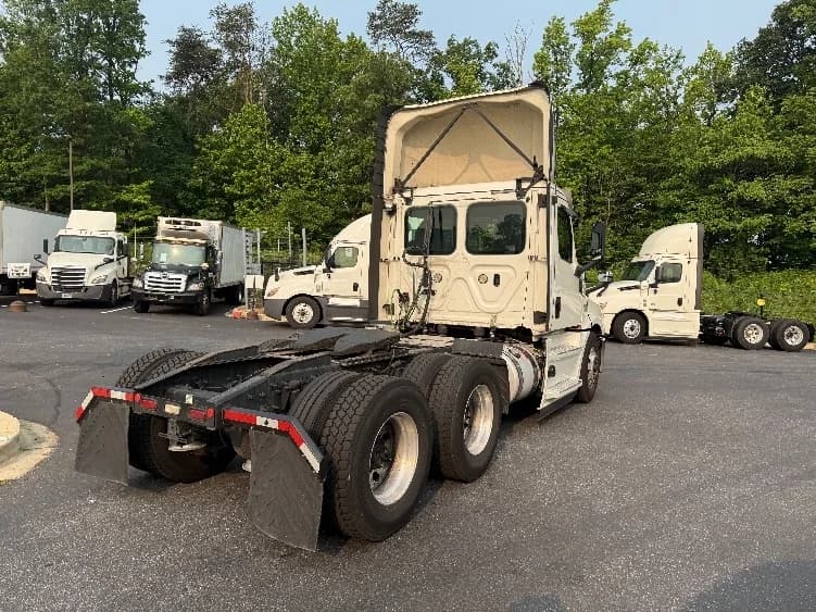 2019 Freightliner Cascadia in Jessup, MD — photo 7