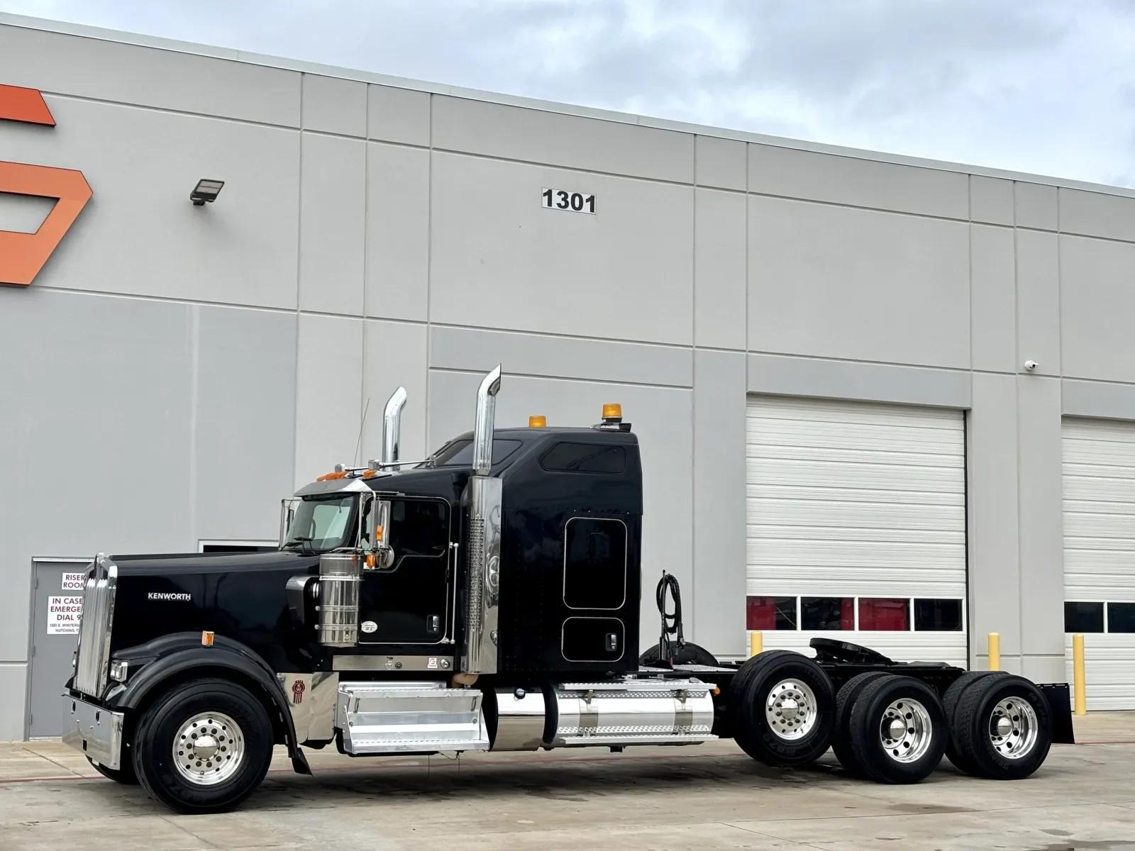 2022 Kenworth W900 in Hutchins, TX — photo 2
