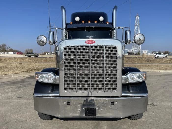 2022 Peterbilt 389 in Oklahoma City, OK — photo 3