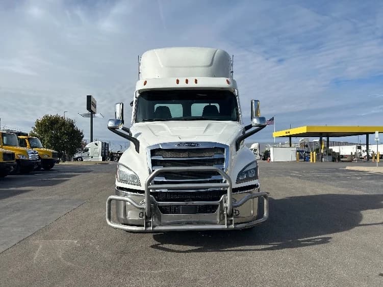 2021 Freightliner Cascadia in Oklahoma City, OK — photo 2