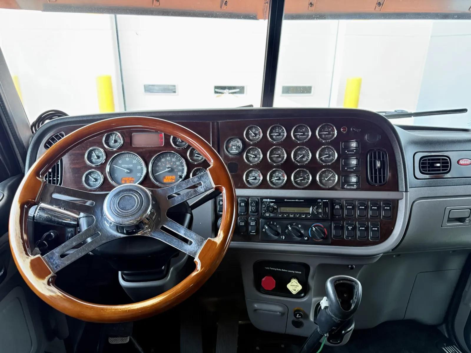 2014 Peterbilt 389 in New Lenox, IL — photo 16