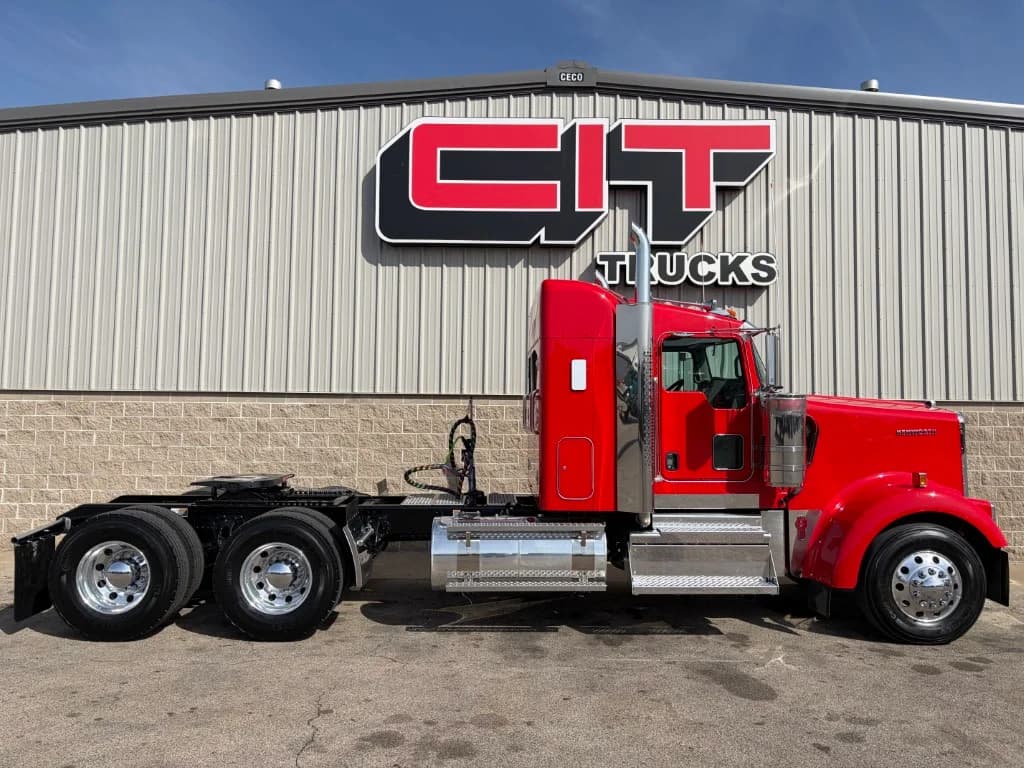 2027 Kenworth W900 in Morton, IL — photo 4