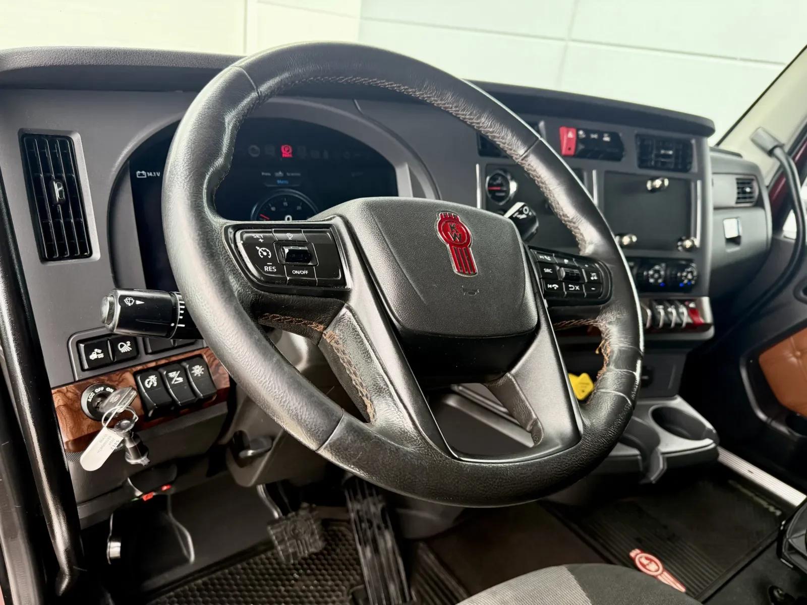 2024 Kenworth W990 in New Lenox, IL — photo 15