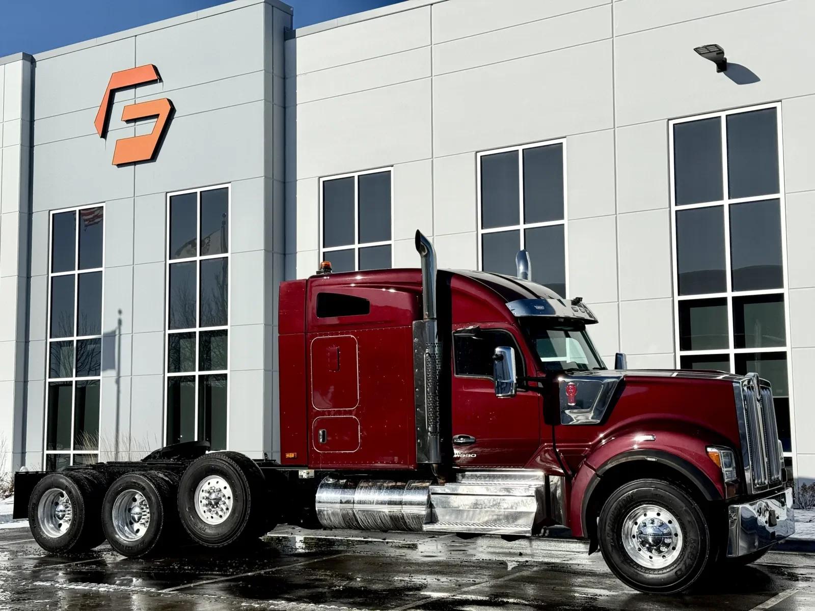 2024 Kenworth W990 in New Lenox, IL — photo 2