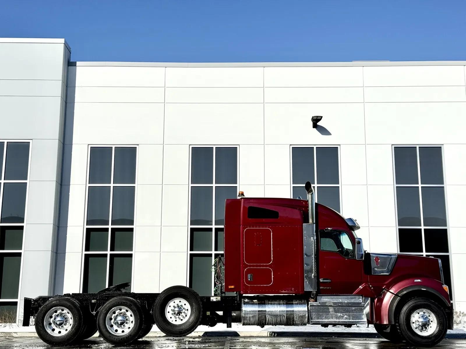2024 Kenworth W990 in New Lenox, IL — photo 3