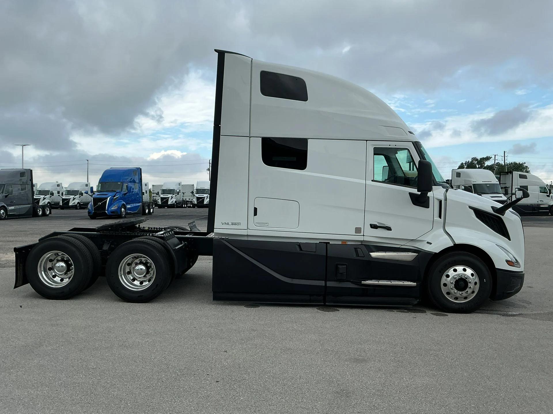2026 Volvo VNL 860 in Indianapolis, IN — photo 4