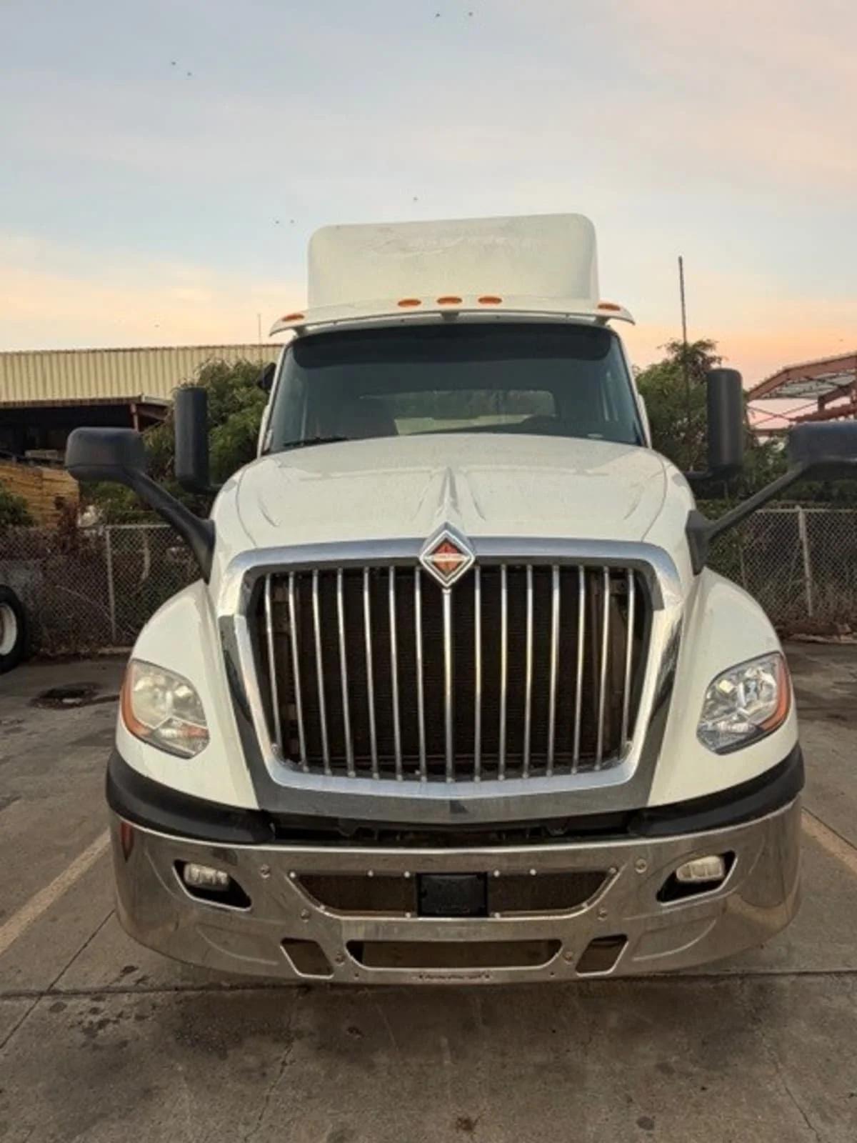 2019 International LT in Kapolei, HI — photo 2