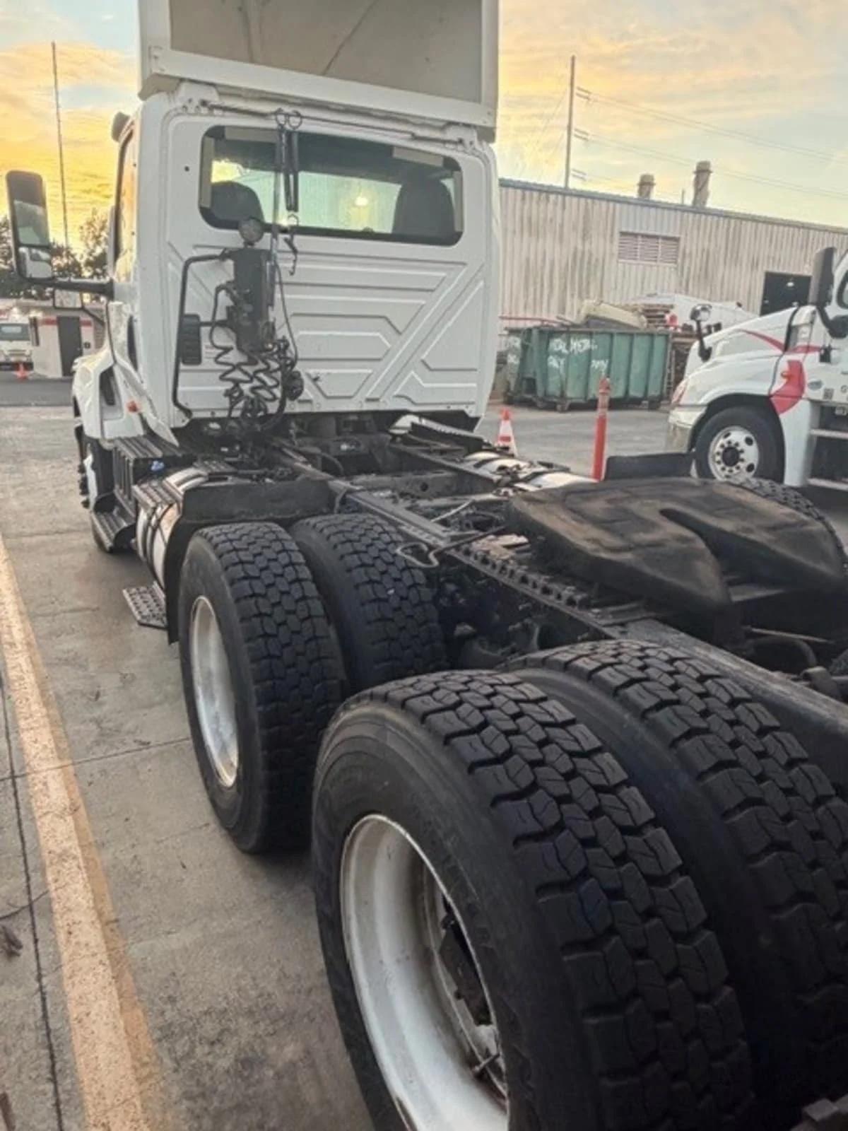 2019 International LT in Kapolei, HI — photo 6